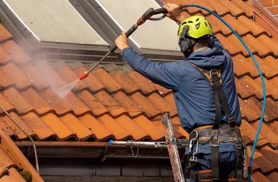 Démoussage et hydrofuge de toiture à Sussargues